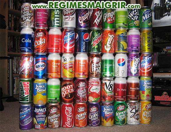 Des canettes de toutes marques sont empilées sous forme murale