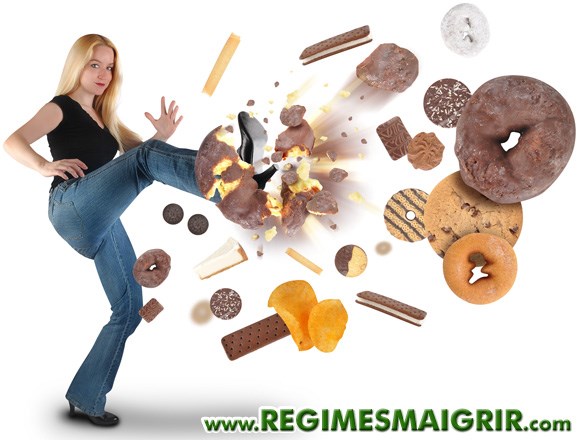 Une femme montre un refus ferme devant de la malbouffe