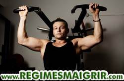 Les hommes pensent souvent à s'abonner à une salle de gym pour se muscler après le Nouvel An, mais il faut bien réfléchir avant