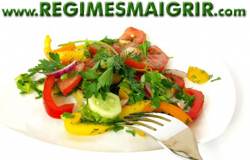Une assiette de salades de légumes non-féculents apporte beaucoup d'eau pour apaiser la faim avec peu de calories