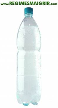 Boire une bouteille d'eau minérale de 2 litres chaque jour étanchera la soif en plus de rassasier sans calories