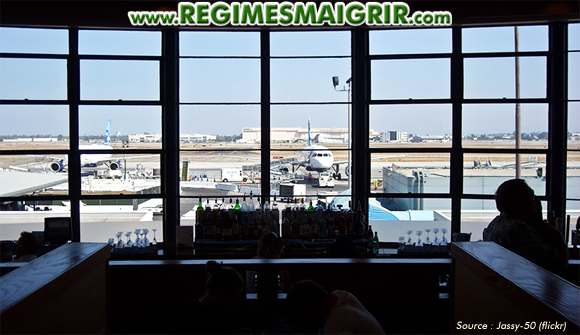Garder une alimentation saine quand on mange dans les restaurants des aéroports n'est pas chose aisée