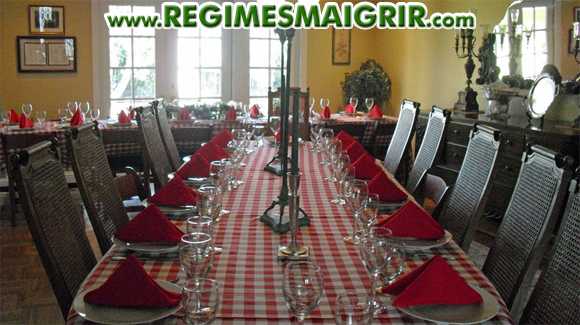 Un repas va être servi sur ces tables pour le moment vides