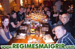 Des amis se retrouvent autour d'une table pour manger