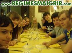 Un groupe de camarades se préparent à prendre un repas au restaurant