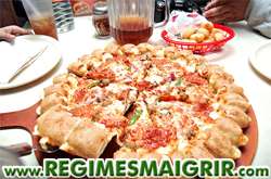 Une pizza posée au milieu d'une table, prête à être servie