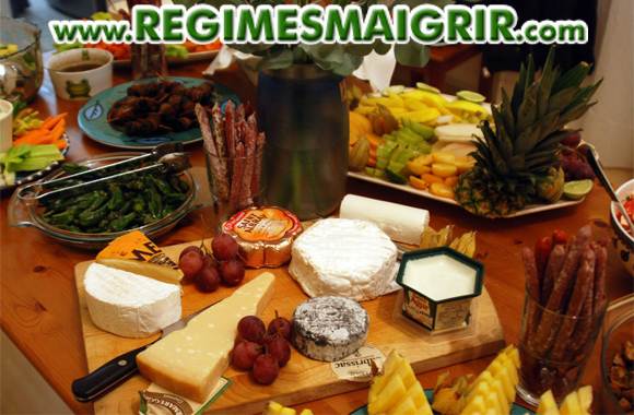 Divers aliments et boissons sont posés sur une table et prêts à nourrir diverses personnes