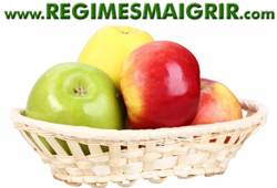 Un panier dans lequel se trouvent 3 pommes