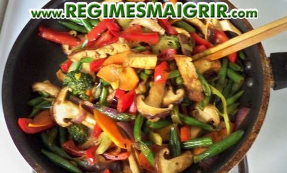 Un sauté de divers légumes dans un poêle