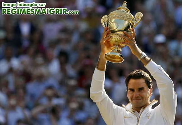 Le plus grand joueur de tennis de tous les temps Roger Federer est en train de sourire suite à sa victoire en finale de Grand Chelem