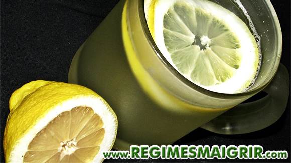Un verre d'eau chaude ou tiède dans lequel vous aurez mis le jus d'un demi-citron pressé est parfait pour démarrer la journée