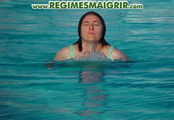 Une femme nage dans la piscine