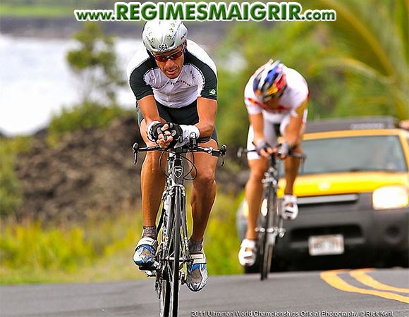 Coureurs de cyclisme en train de faire l'effort sur la route