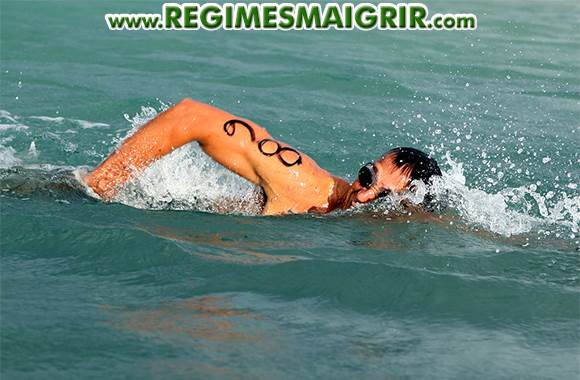 Un nageur participe à une épreuve de triathlon