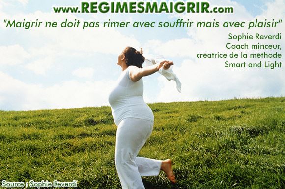 Une femme en surcharge pondérale est heureuse de courir sur une colline pleine d'herbes vertes