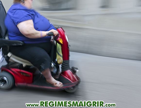 Une femme souffrant d'obésité se déplace sur un engin motorisé