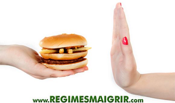 Une femme ne veut pas manger un hamburger proposé par une autre personne