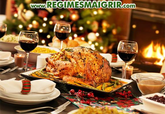 Une table est dressée pour préparer le repas de Noël
