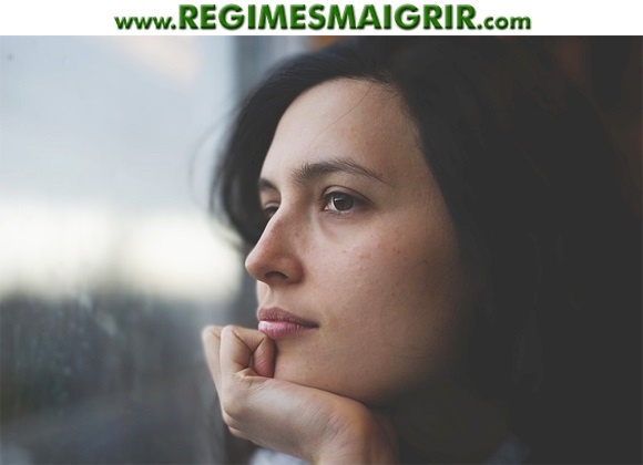 Une femme regarde