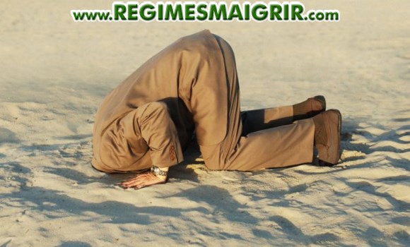 Un homme enfouit sa t