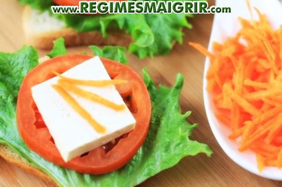 Un exemple d'encas sain à base de carottes, tomates, salade, tofu
