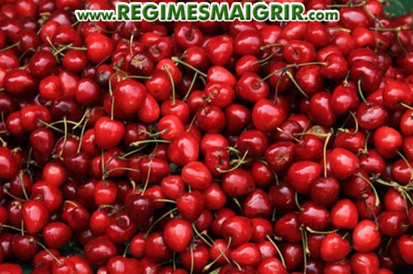 Des cerises sont en vente dans un march