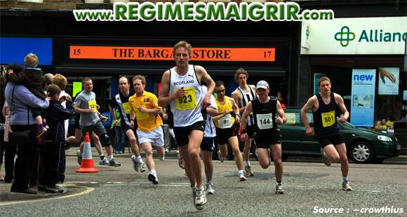 Des coureurs en train de faire des efforts dans le cadre d'un semi-marathon