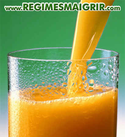 Du jus d'orange est vers dans un verre