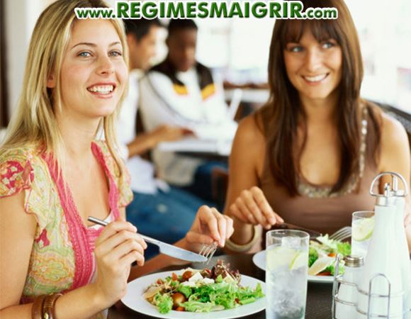 2 femmes prennent un repas sain ensemble en souriant