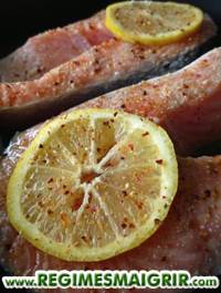 2 tranches de saumon salé et poivré avec des zestes de citron