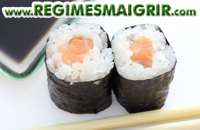 Les sushis sont roulés avec une feuille mince faite d'algues marines