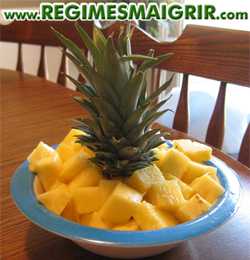 Une assiette contenant de l'ananas coup en ds