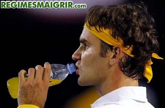 Roger Federer en train de se ravitailler en boisson lors de la pause pendant un match