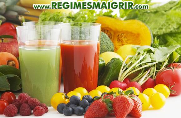 Des fruits et lgumes  ct des verres contenant leur jus