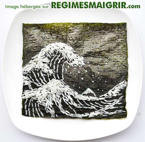 Vague gante faite de grains de riz sur une feuille de Nori