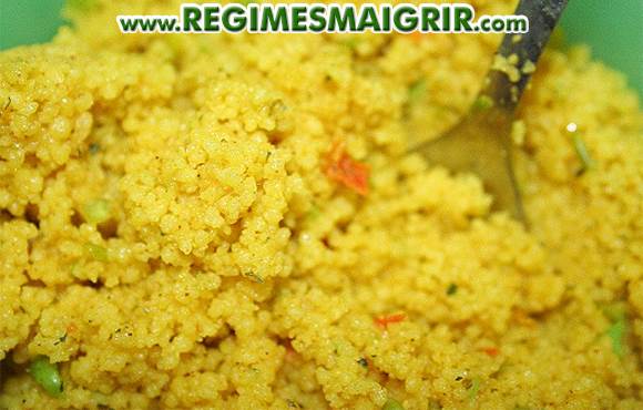 Gros plan sur des grains de couscous