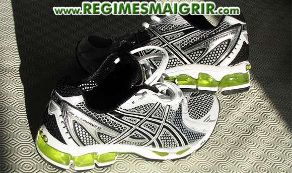 Une paire de basket de marque Asics