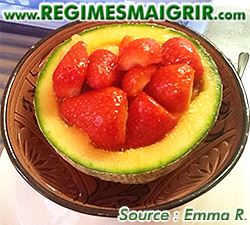 Des fraises mises dans un demi-melon et le tout dans un bol prêt à être consommé