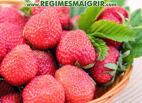 Des fraises rouges bien fraches sont disposes dans un panier