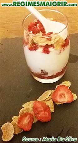 Verrine de fromage blanc avec crales servie ici avec un coulis de fruits rouges