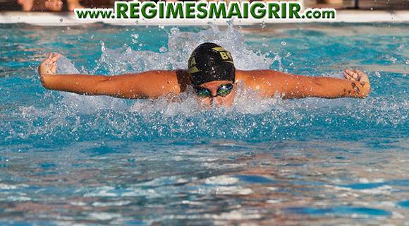 Un adulte pratique de la natation dans une piscine municipale