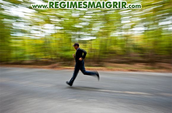 Un homme fait de la course à pied dans un parc