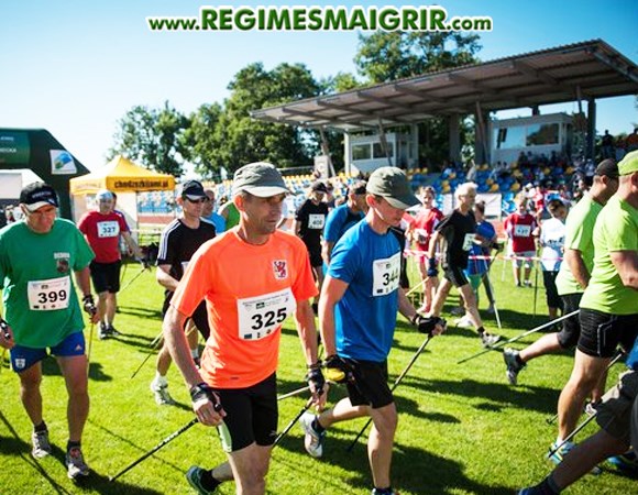 Des hommes se rassemblent lors d'une comptition de marche nordique