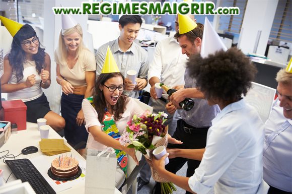 On mange souvent des gteaux lors des anniversaires organiss sur le lieu de travail