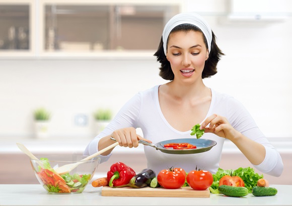 Une jeune femme prpare des plats sains pour manger