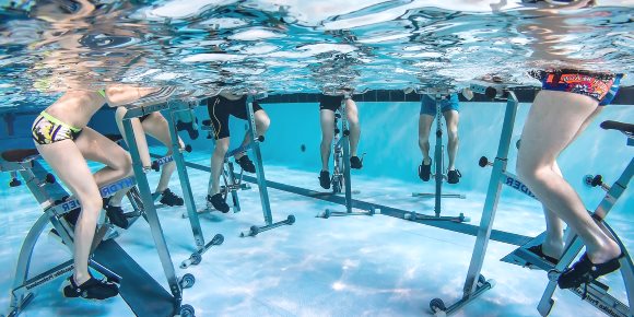 Vue sous l'eau sur les pratiquants de l'aquacycling