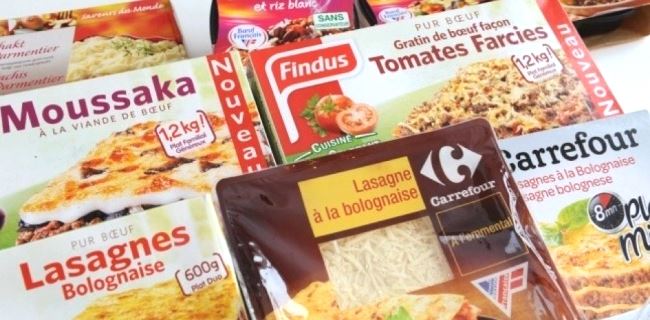 Plusieurs botes de repas surgels mises les unes  ct des autres