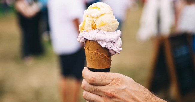 Une main tient une glace avec deux boules