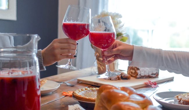 Deux personnes boivent des jus de fruits rouges ensemble lors d'un repas  table