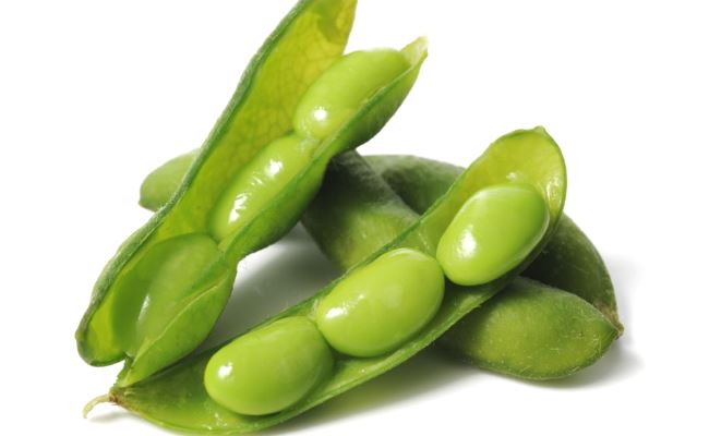 Des fves d'edamame dans leurs cosses